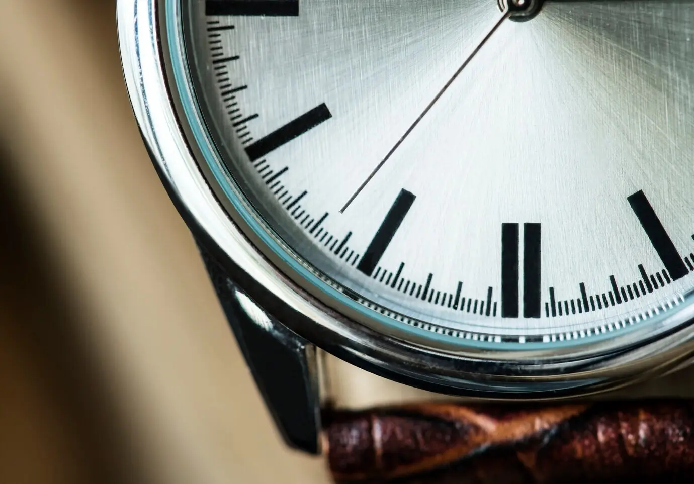 Макроснимок часов крупным планом.